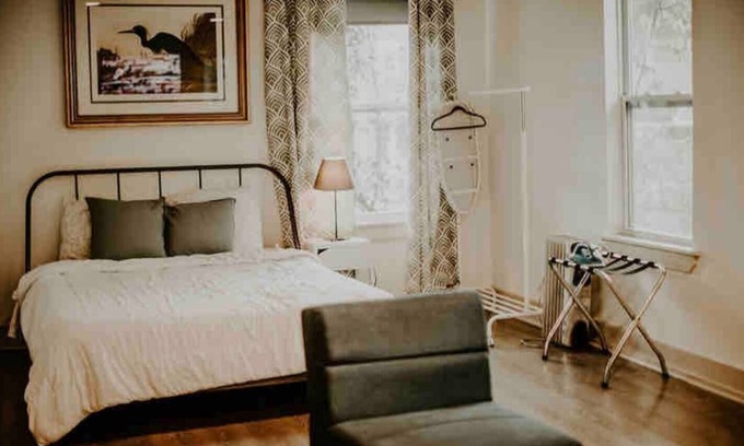 East Memphis Apartment | The Blue Heron-elegant urban studio in city center