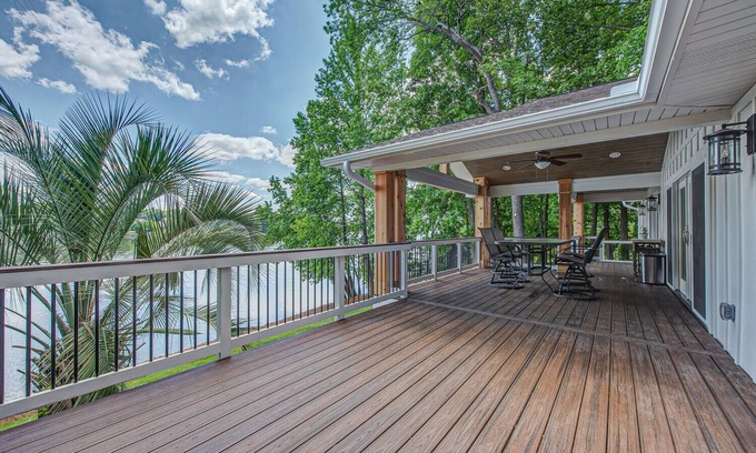 Belmont House | The Blue Heron - Lake Front Views