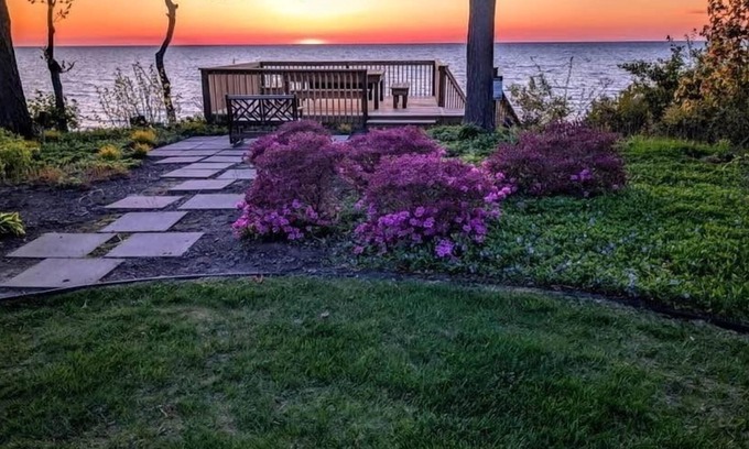 Riverside House | The Blue Heron on Lake Michigan, private beach, hot tub and fireplace