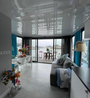 Zwartsluis Apartment | The Blue Houseboat