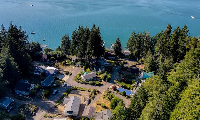 Belfair House | The Blue Pelican: 2-BR Views of Hood Canal