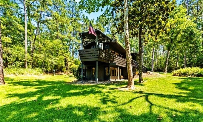 Brookeland House | The BOAT House! Hot Tub-Pool-Pool Table-Fire Pit-RV & Boat parking! Docks Close!