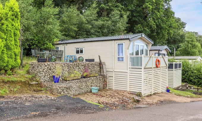 St Leonards-On-Sea Cottage | THE BOATHOUSE, pet friendly, with pool in St Leonards-On-Sea