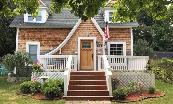 Northport House | The Boathouse on Waukazoo! Beach, Bars, Brewery all within a block!