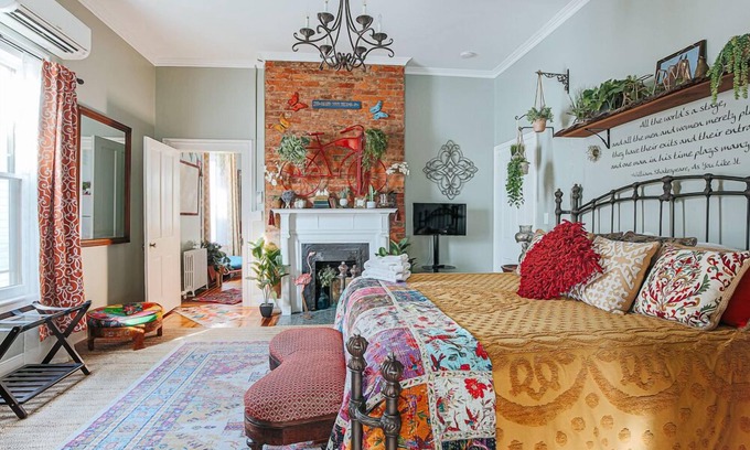 Staunton Apartment | The Bohemian Suite: Walk Downtown!