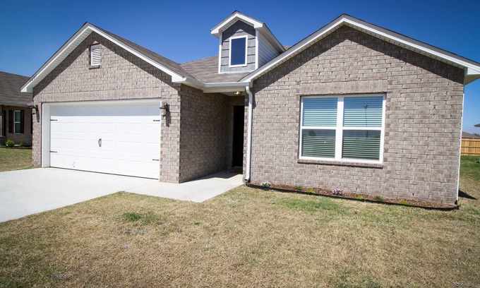 Collinsville House | The Boho Bungalow- Clean, Cozy & Family Friendly!