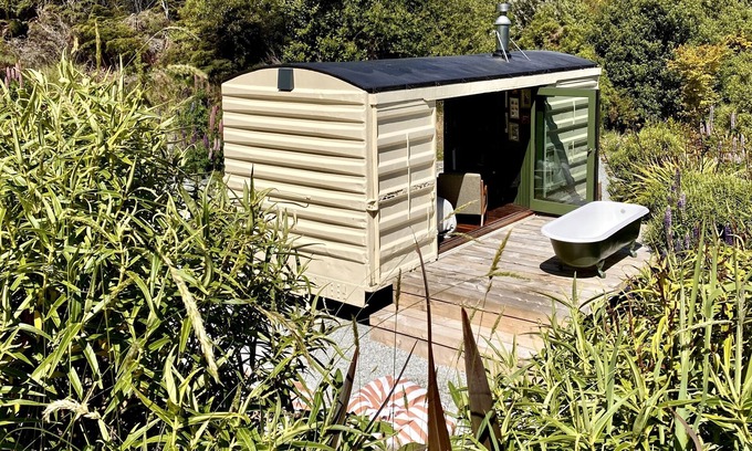 Closeburn Cabin | The Box Car (Outdoor Private Bath)
