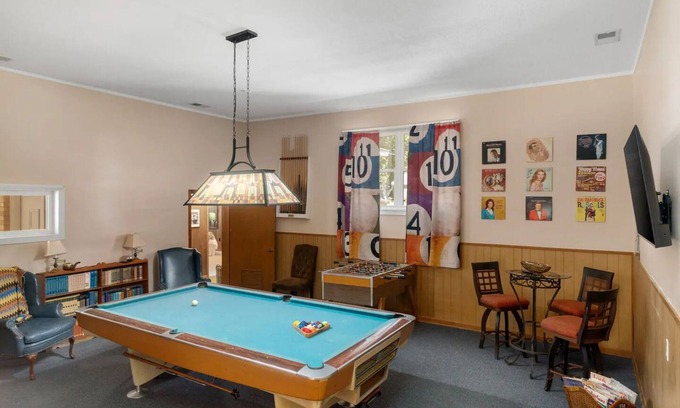Hattiesburg House | The Brady Bunch House: 6 Bedrooms/4 Bathrooms/Game Room and Screened Porch!