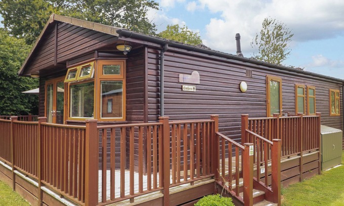 Liverton Cottage | THE BRAMBLES 17 - CONKERS LODGE, pet friendly, with pool in Chudleigh