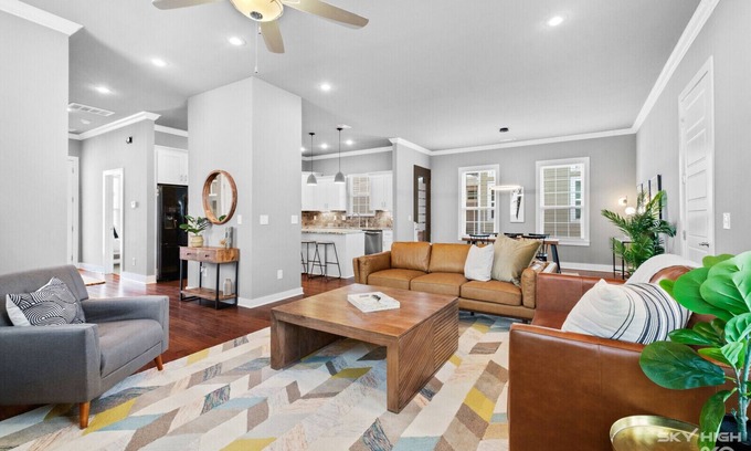 Rogers House | The Broadway SLEEPS 10 Near Pleasant Grove
