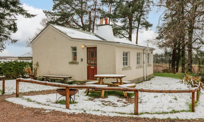 Elgin Cottage | THE BUNGALOW, family friendly, character holiday cottage in Lhanbryde