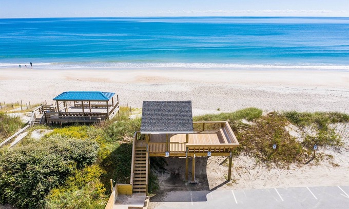 Surf City Apartment | The Bungalows F- Beachfront - Dog Friendly - Gazebo - Bikes
