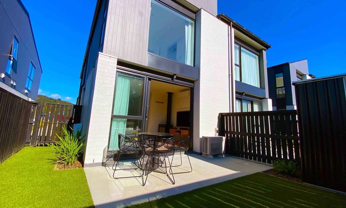 Albert Town Cottage | The Burrows Hutch – Wanaka Holiday Home