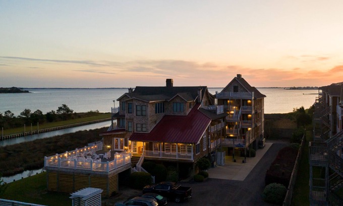 Manteo Bed & Breakfast | The Burrus House Inn Waterfront Suites