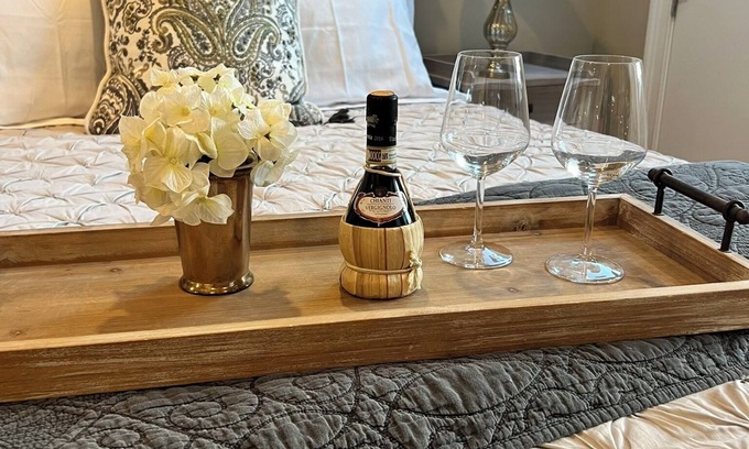 Jasper Bed & Breakfast | The Butterfly Suite exudes an air of timeless elegance and natural splendor. Named in homage to the myriad species of butterflies that adorn the surrounding landscape.