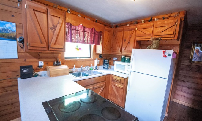 Blairsville Cabin | The Cabin Cove Pet Friendly cabin with creek frontage. 3 bedroom, internet