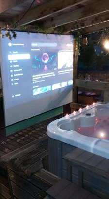 Bonnybridge House | The Cabin With Hot Tub Projector, Netflix YouTube etc