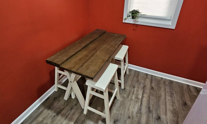 Holly Apartment | The Caboose - Cozy space, steps from downtown