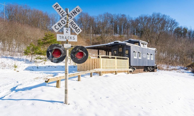 Creola House | The Caboose + Hot Tub I Fire Pit
