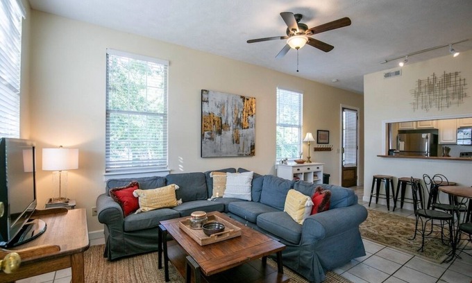 Oxford House | The Camp, 2BR Cozy Triplex by Velvet Ditch Villas