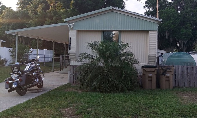 Leesburg House | The Canal House Located on the Harris Chain of Lakes in central Florida.