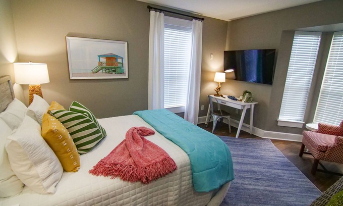 Tallahassee Apartment | The Capitol Inn - Destin Room - Queen bed