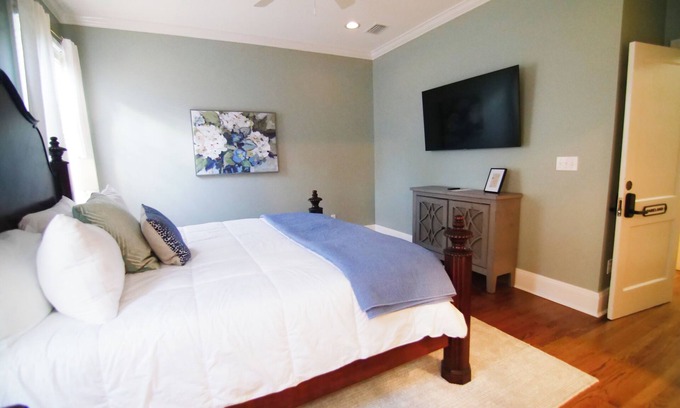 Tallahassee Apartment | The Capitol Inn - Parkland Room - King bed, PARKLAND KING ROOM