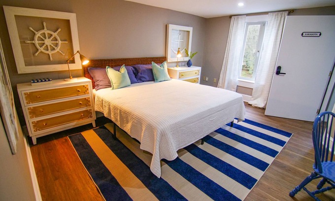 Tallahassee Apartment | The Capitol Inn Sarasota Room - King bed