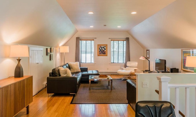 Lincoln Park Apartment | The Carriage House Loft