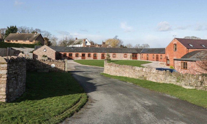 Alberbury Cottage | THE CART HOUSE, luxury holiday cottage, with hot tub in Alberbury