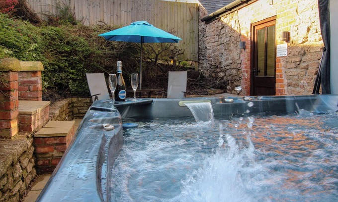 Alberbury Cottage | THE CART HOUSE, romantic, character holiday cottage in Alberbury
