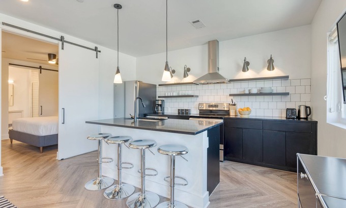 Historic Edgefield Apartment | The Carter 504 by Avantstay Mins to Downtown