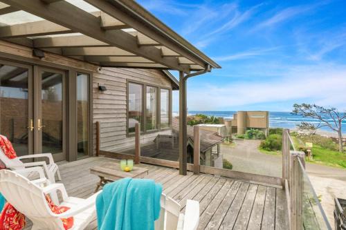 Arch Cape House | The Castle Rock Estate by AvantStay Steps From Arch Cape beach w Hot Tub Sauna