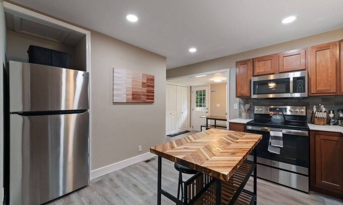 Liberty House | The Cedar Retreat 2BR 1BTH Free Parking Fast Wi-Fi