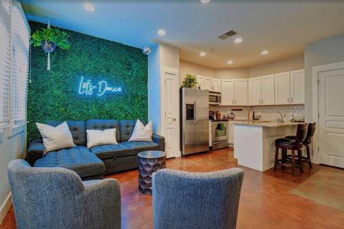 West End Apartment | The Celebrity - Free Parking, Central, Vanderbilt