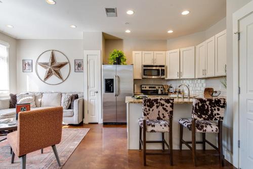 West End Apartment | The Celebrity - Minutes to Broadway with a Balcony
