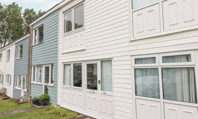 Stackpole Cottage | THE CHALET, family friendly, country holiday cottage in Lamphey
