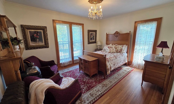 Manistee Bed & Breakfast | The Chandelier Bed & Breakfast "Rose Room"