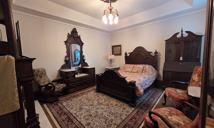 Manistee Bed & Breakfast | The Chandelier Bed & Breakfast "Magmer Room"