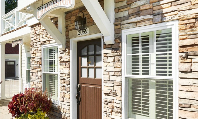 Holland House | "The Charleston" Luxury Townhome, Pool, Hot Tub, Golf Membership, Near Lake and Beaches