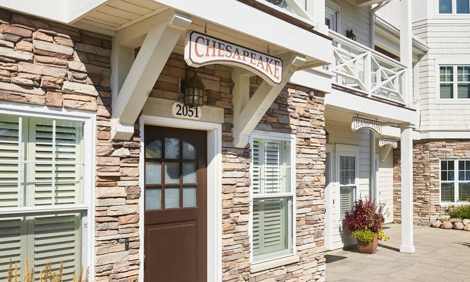 Holland House | "The Chesapeake" Luxury Townhome, Pool, Hot Tub, Golf Membership, Near Lake and Beaches