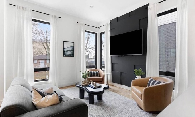 Eighth Avenue House | The Chorus- Rooftop Lounge + 1.5 miles to Broadway!