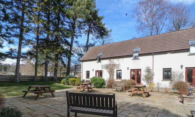 Newtonmore Apartment | THE COACH HOUSE, family friendly, with a garden in Newtonmore