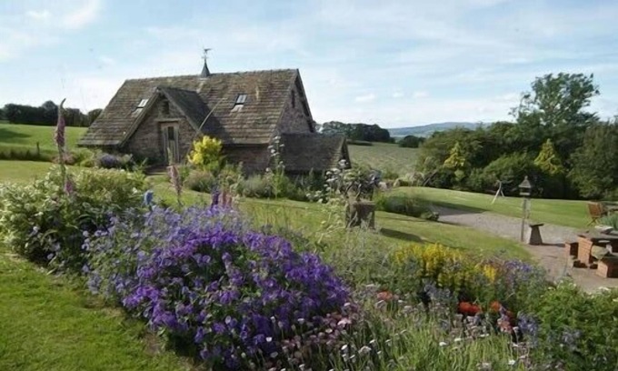 Boraston Cottage | The Coach House is a retreat from the outside world.