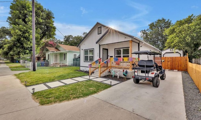 Downtown San Antonio House | The Coco House/Lone Star Dist/Jacuzzi/Golf Cart
