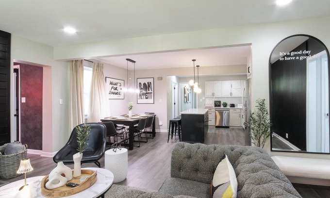 Columbia House | The Cola White House: Sleeps 16 + 4 BDRM w/Smart TV's + Theater + 7 mins to DT