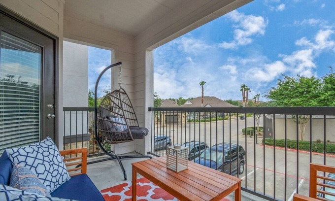 League City Apartment | The Colorful Collage near Kemah Boardwalk and NASA