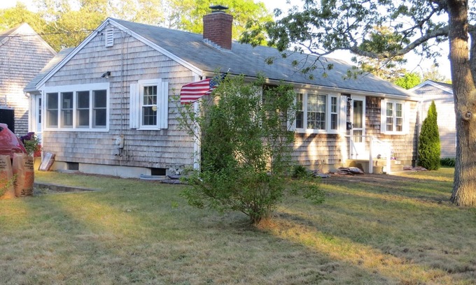 Bass River House | The Comforts of Home with Cape Cod Charm, central air, Walk to Beach! Wi-Fi