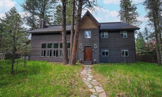 McCall Cabin | The Conifer Lodge in heart of Mccall. Central location for large gatherings!