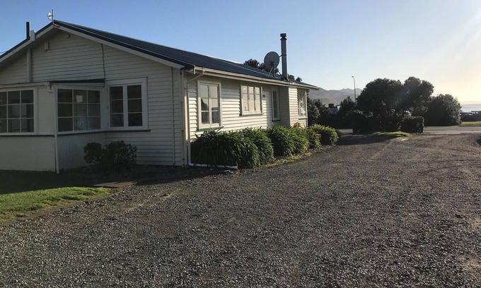 Castlepoint House | The Cook House At Castlepoint Beach - Group Accommodation -